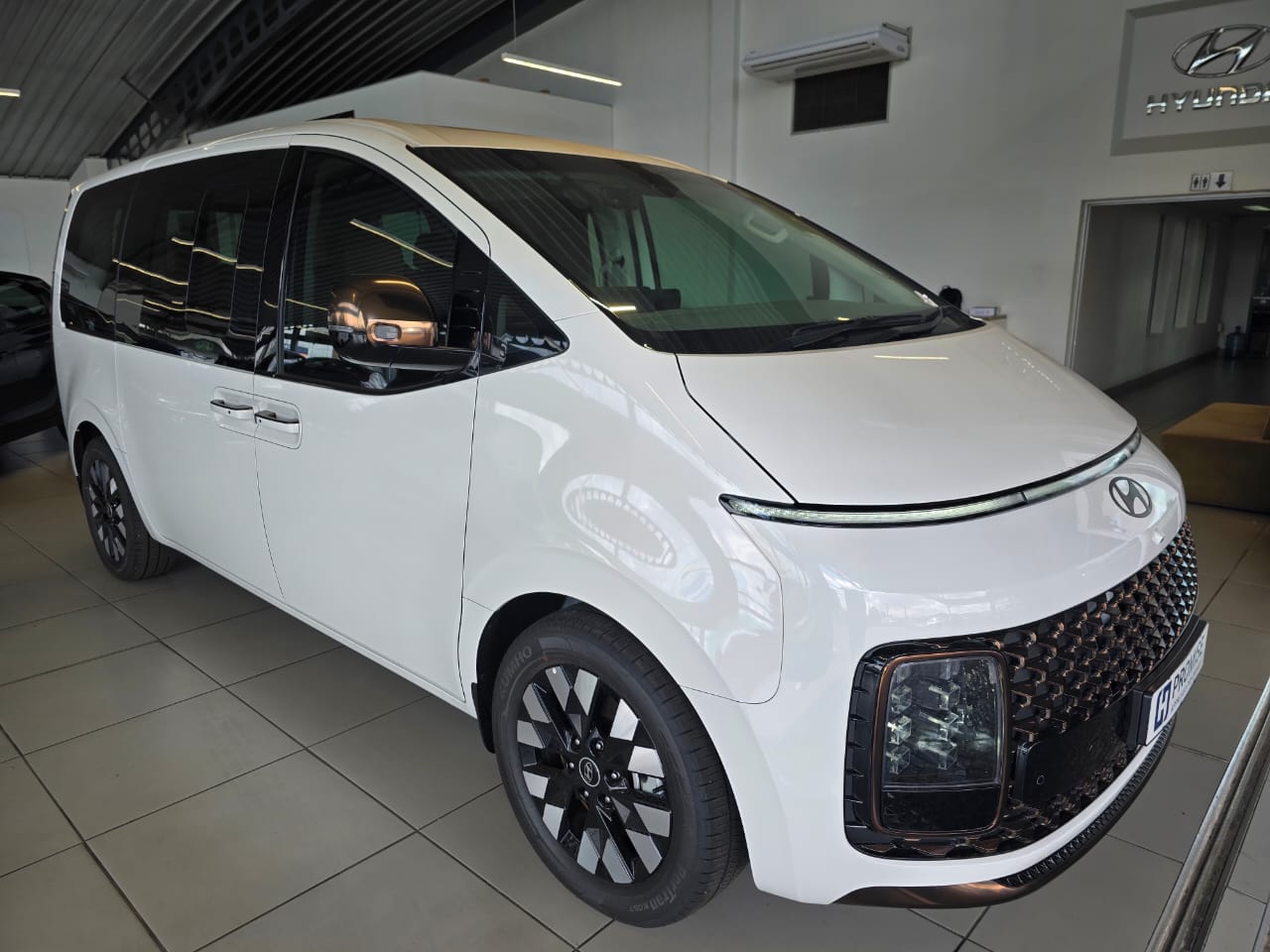 2026 HYUNDAI STARIA R2.2 9S LUXURY BUS A/T COPPER image 1