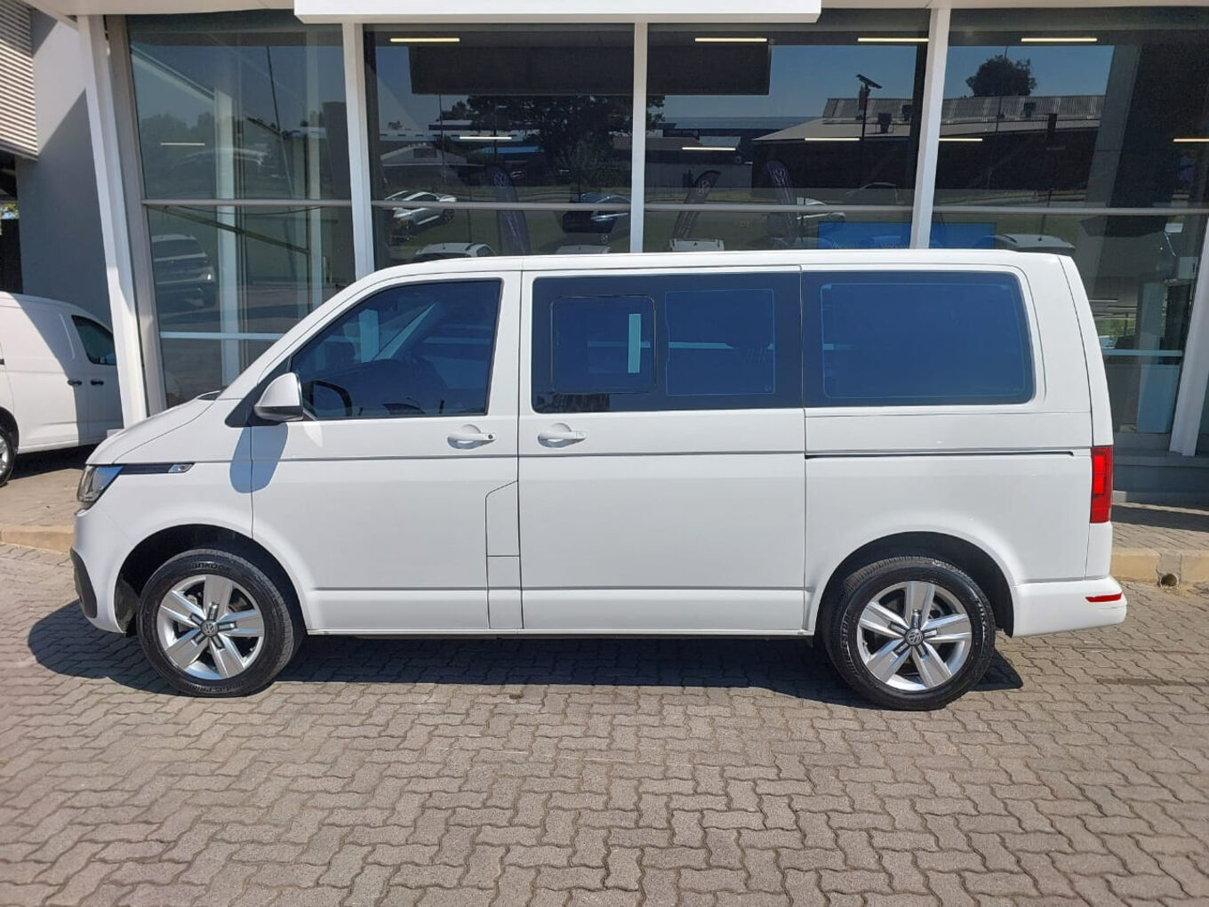 2023 VOLKSWAGEN TRANSPORTER 2.0TDI 110kW Kombi SWB Trendline image 4
