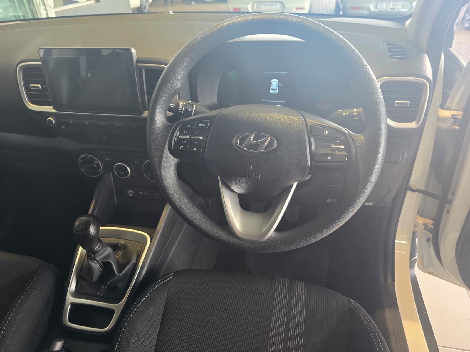 2025 HYUNDAI VENUE 1.2 PREMIUM MT MY24 thumbnail 9