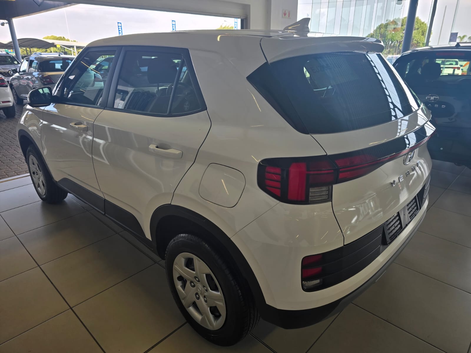 2025 HYUNDAI VENUE 1.2 PREMIUM MT MY24 thumbnail 5