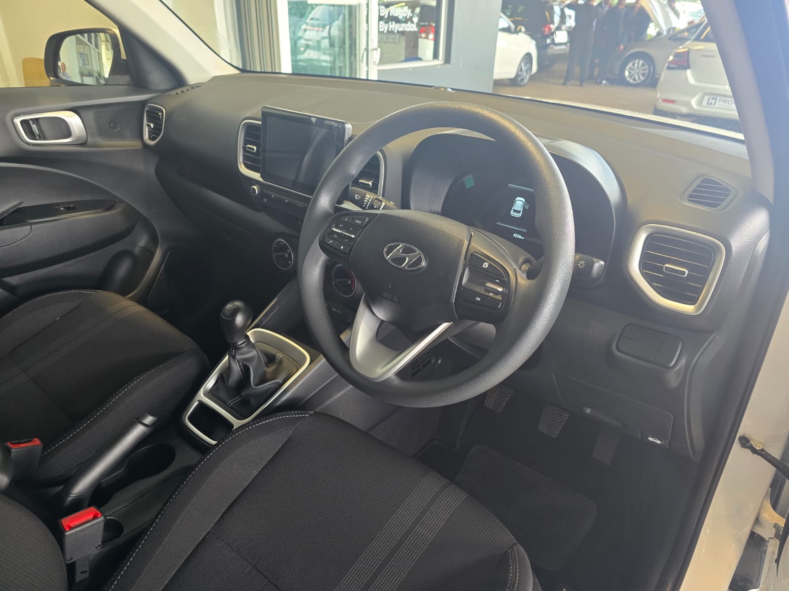 2025 HYUNDAI VENUE 1.2 PREMIUM MT MY24 thumbnail 8