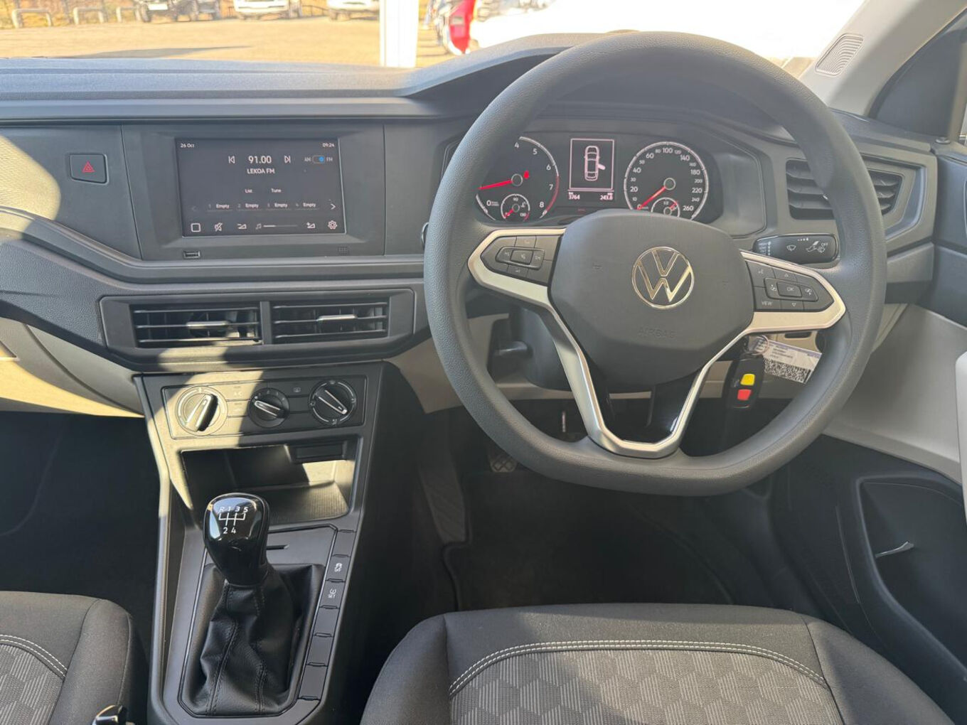 2026 VOLKSWAGEN POLO Sedan 1.6 Manual image 9