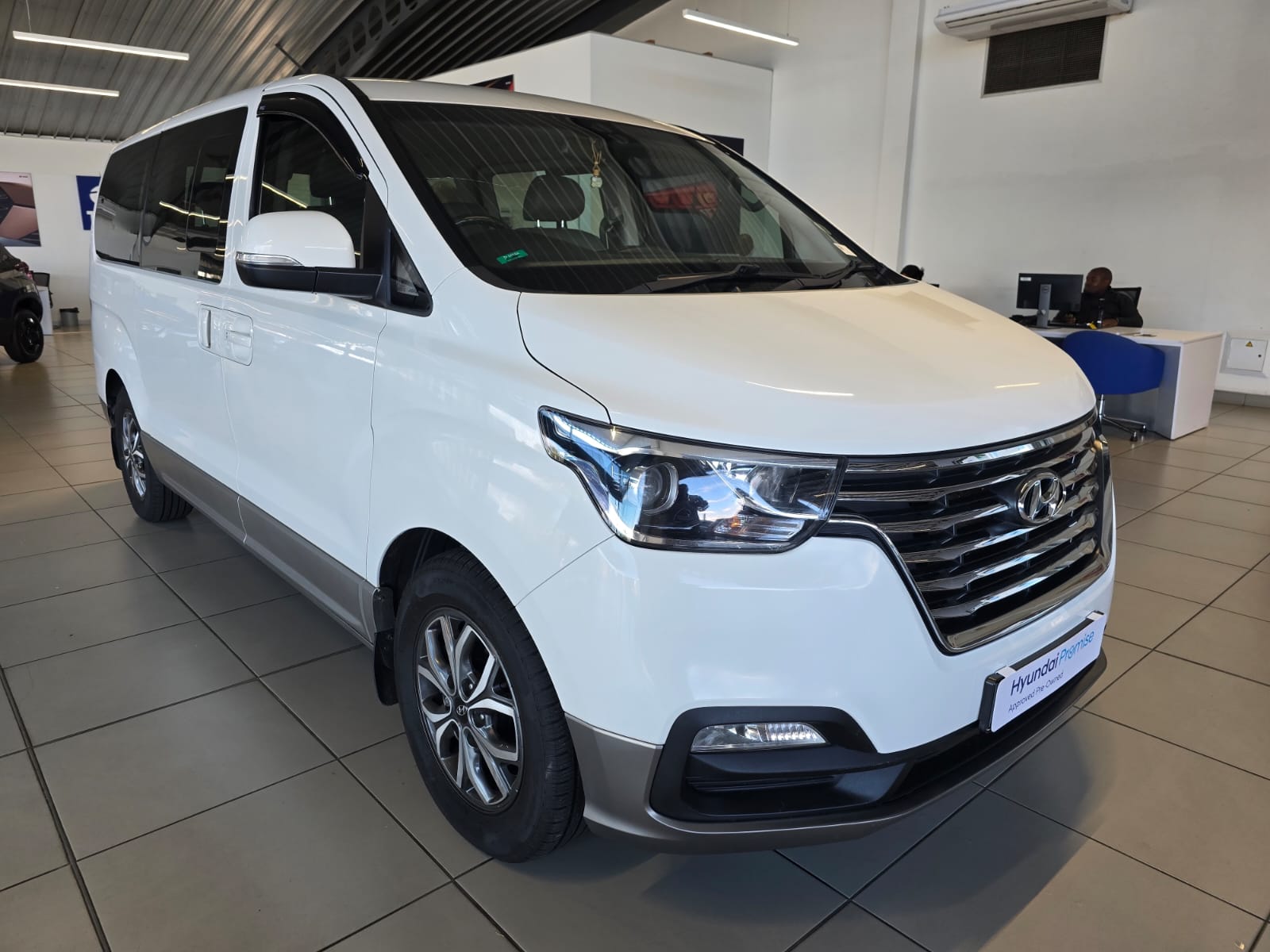 2021 HYUNDAI H1 2.5 ELITE 9S BUS AT MY18 image 1