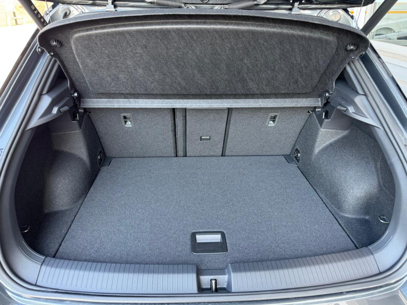2026 VOLKSWAGEN T-ROC 2.0TSI 4Motion R-Line — photo 8