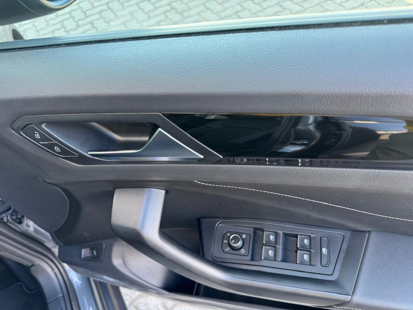2026 VOLKSWAGEN T-ROC 2.0TSI 4Motion R-Line — photo 11