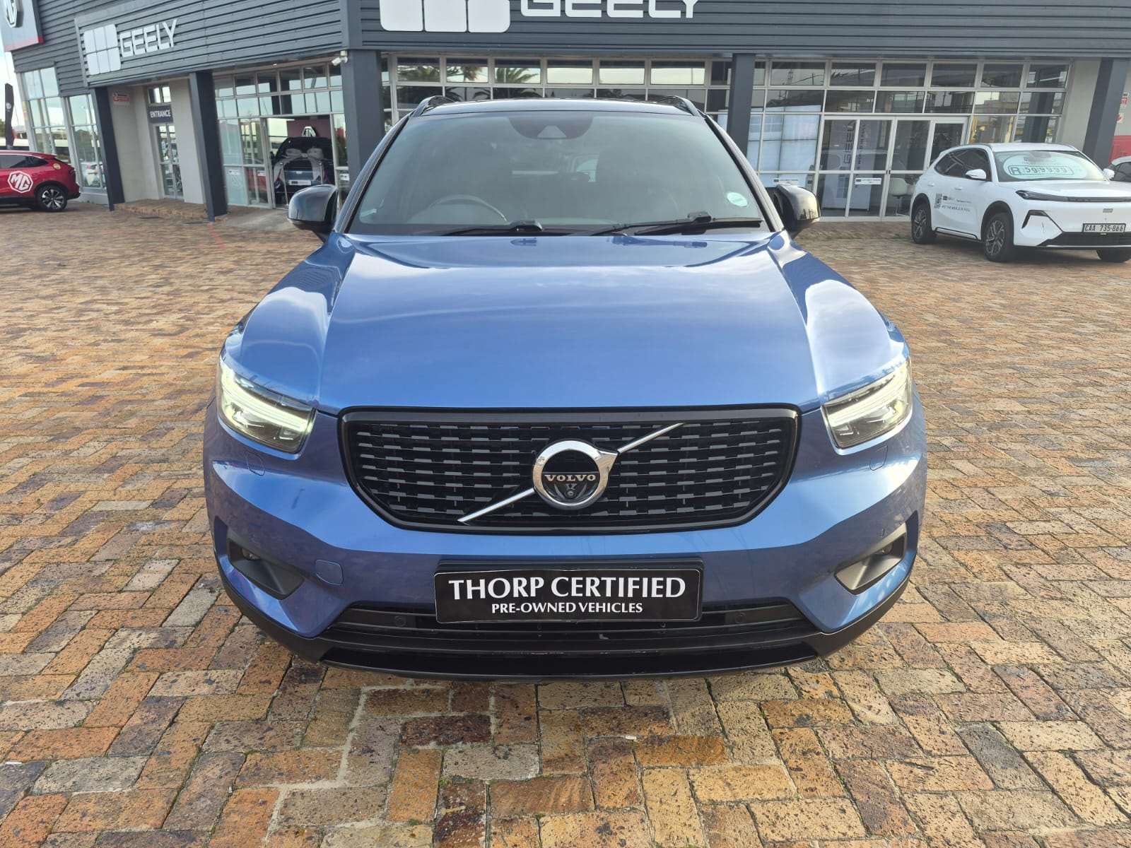2018 Volvo XC40 D4 R-DESIGN AWD GEARTRONIC - Image 2