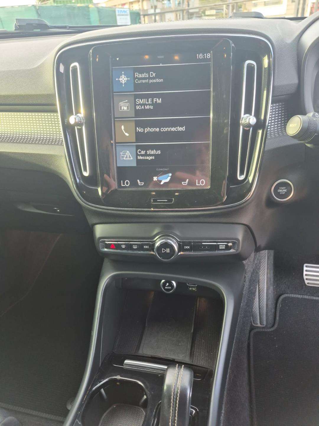 2018 Volvo XC40 D4 R-DESIGN AWD GEARTRONIC - Image 13