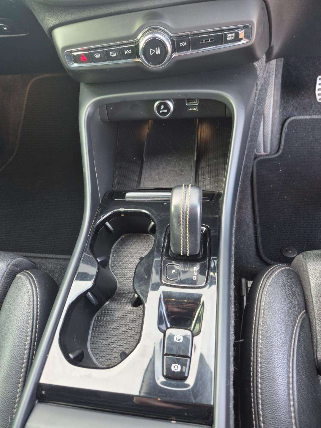 2018 Volvo XC40 D4 R-DESIGN AWD GEARTRONIC - Image 14