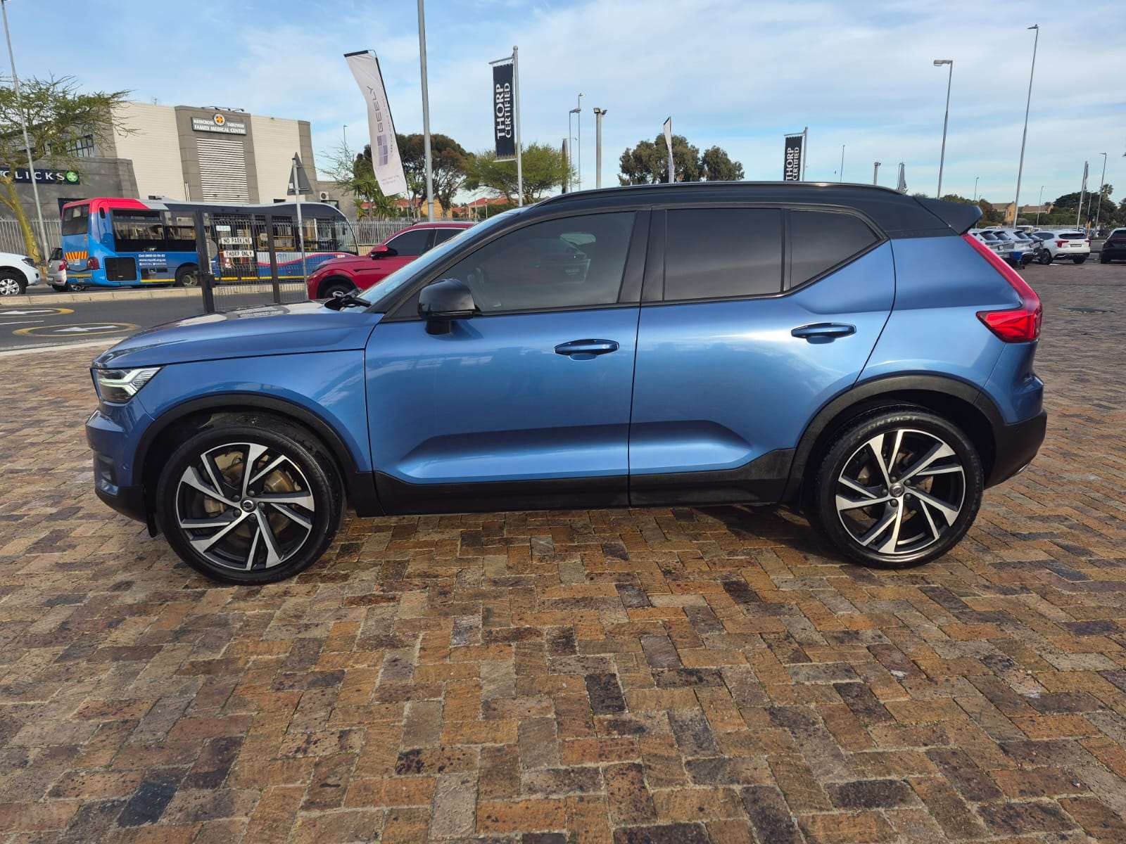 2018 Volvo XC40 D4 R-DESIGN AWD GEARTRONIC - Image 4