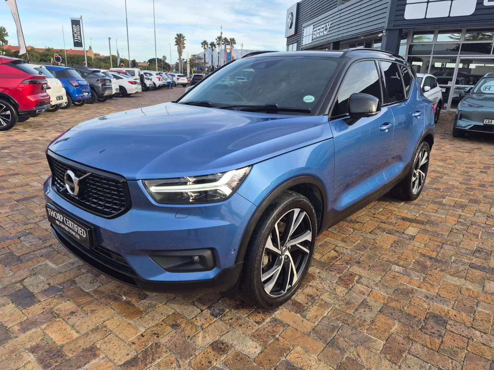 2018 Volvo XC40 D4 R-DESIGN AWD GEARTRONIC - Image 3
