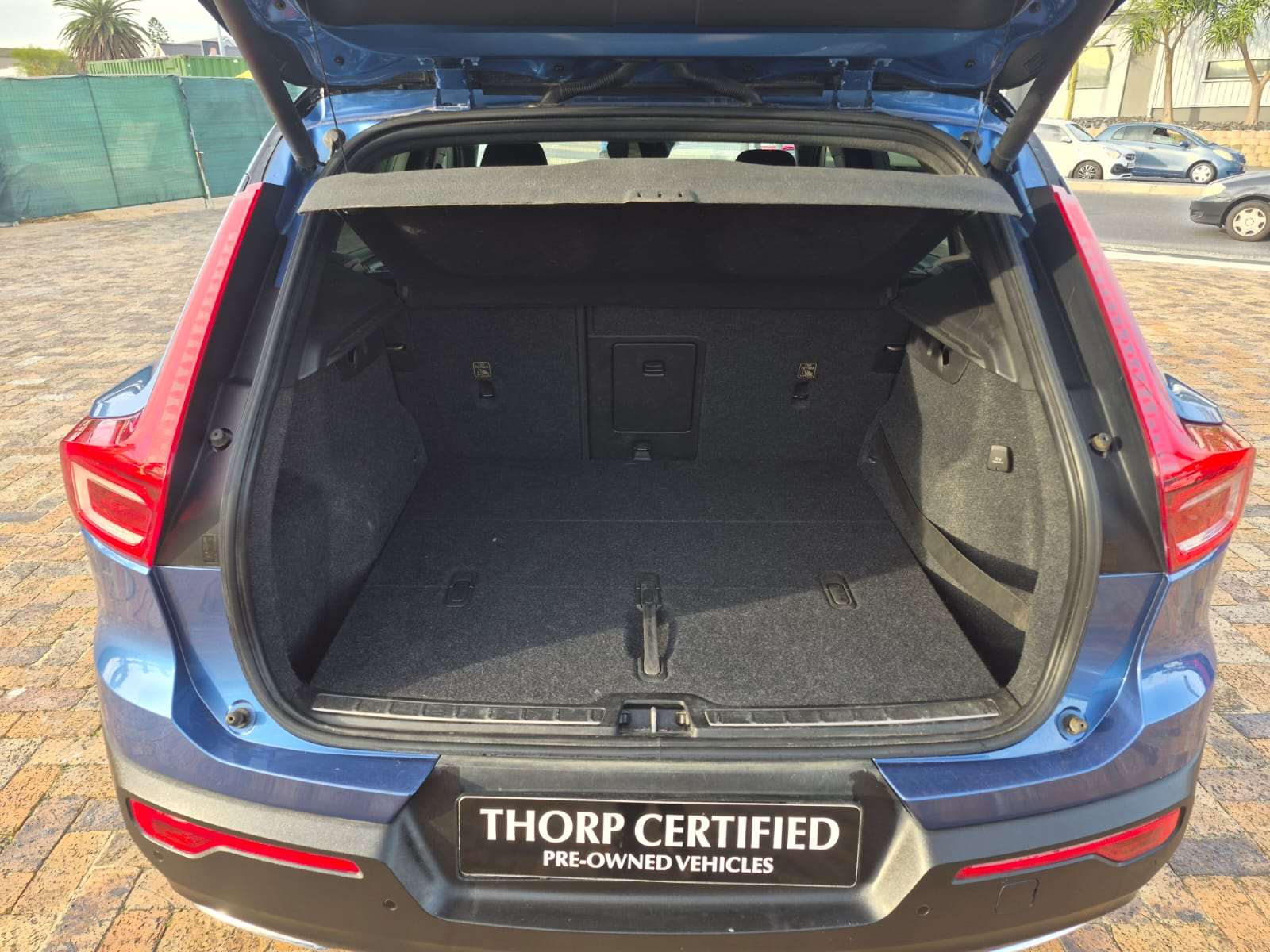 2018 Volvo XC40 D4 R-DESIGN AWD GEARTRONIC - Image 8