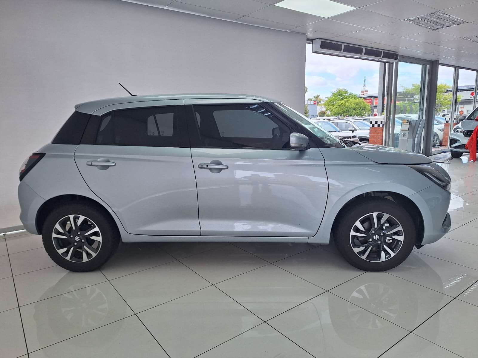 2024 Suzuki Swift 1.2 GLX 5MT New - Image 2