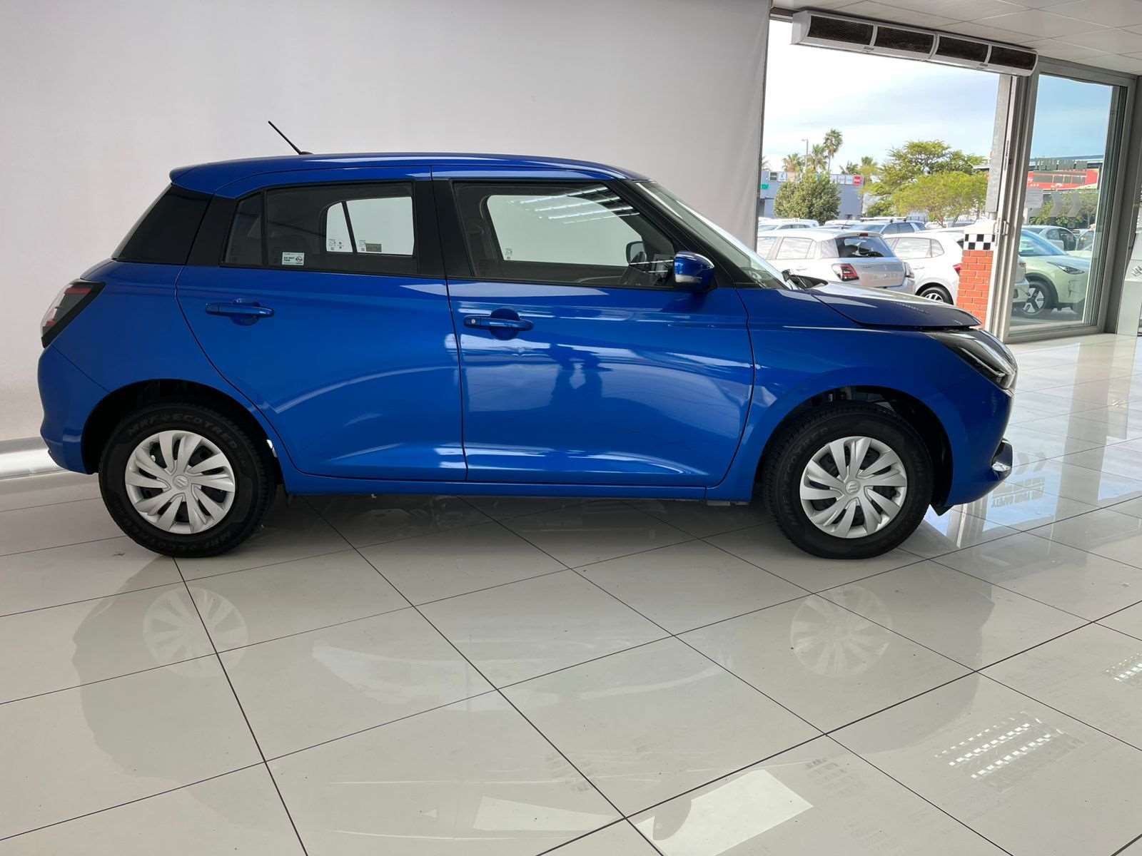 2025 Suzuki Swift 1.2 GL 5MT New - Image 2