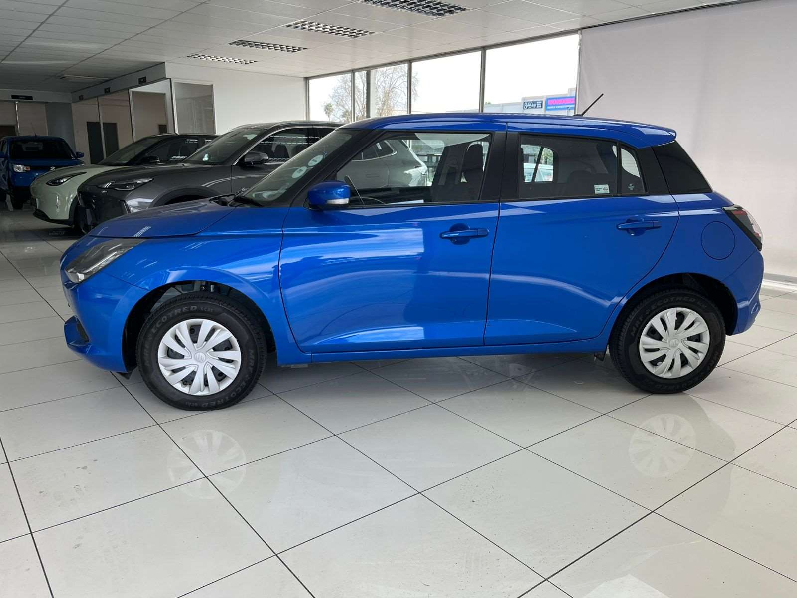 2025 Suzuki Swift 1.2 GL 5MT New - Image 4