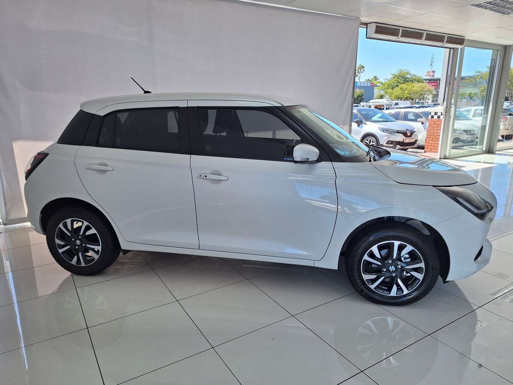 2026 Suzuki Swift 1.2 GLX 5MT New - Image 2