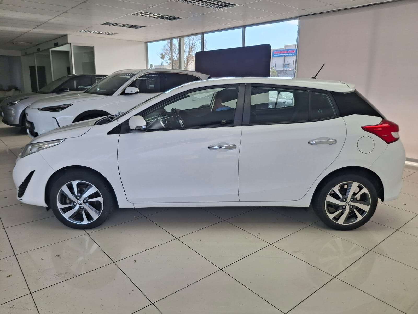 2019 Toyota Yaris YARIS 1.5 XS CVT 5Dr - Image 4