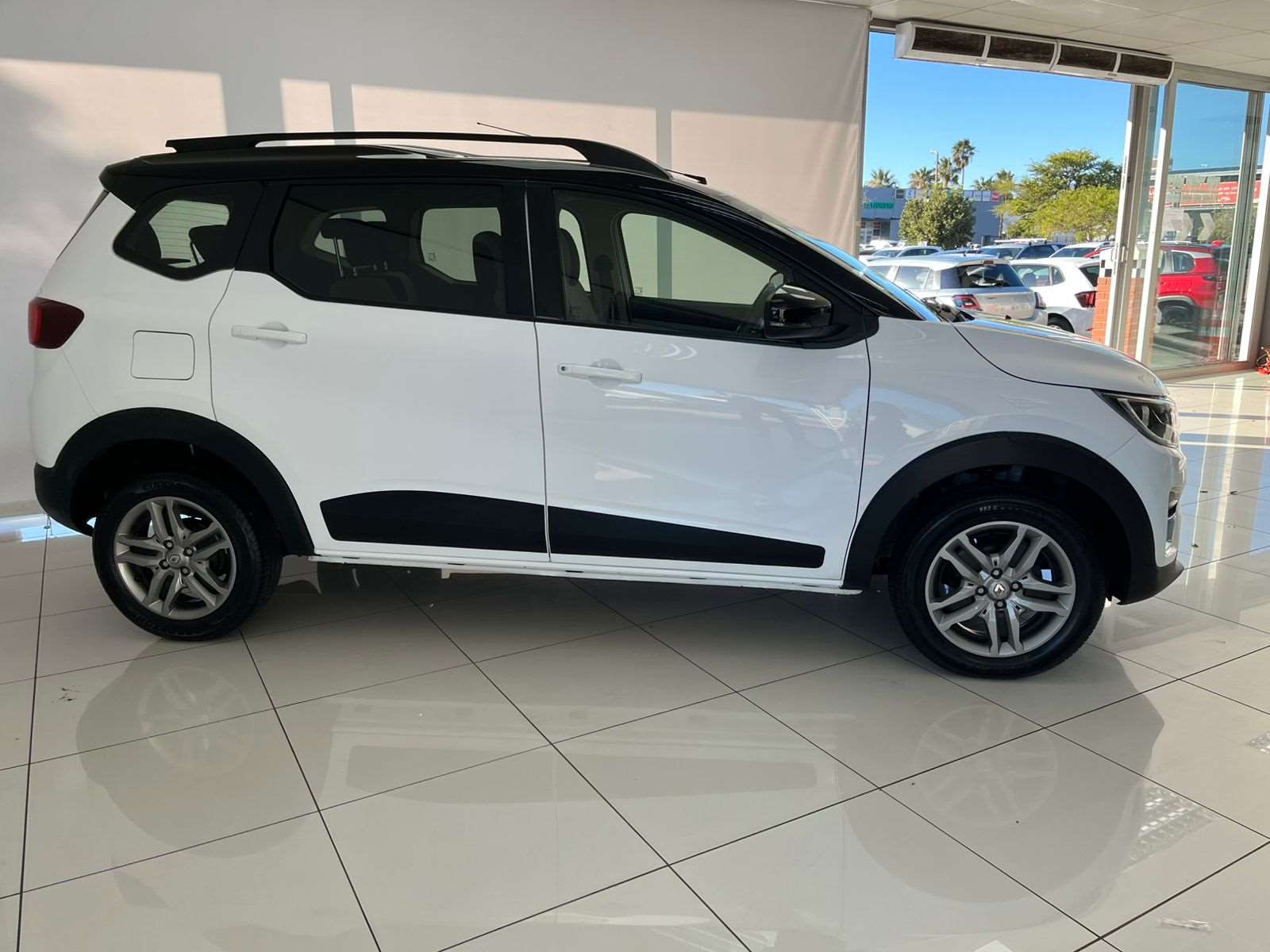 2023 Renault Triber TRIBER 1.0 PRESTIGE / INTENS AMT - Image 2