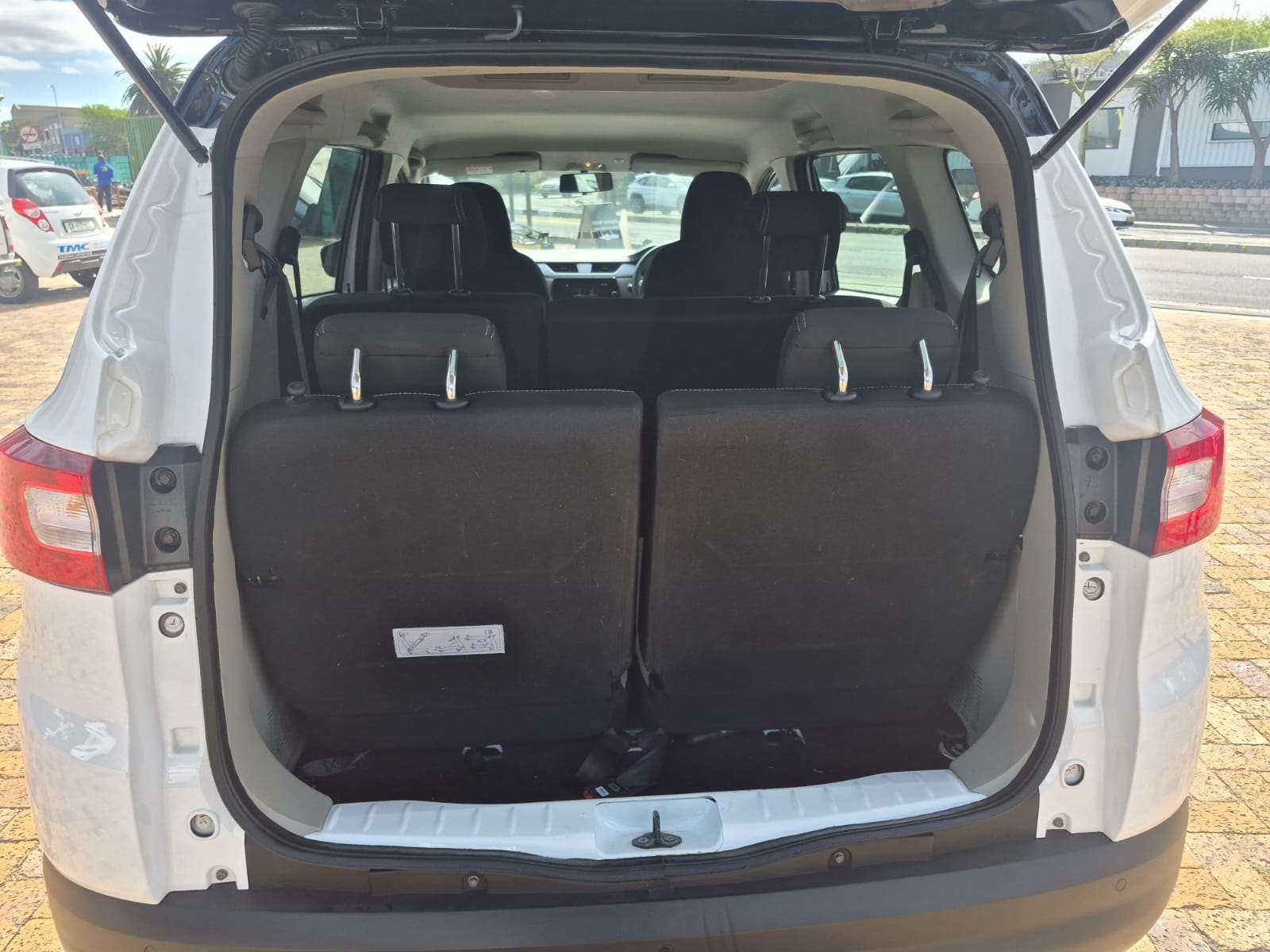 2023 Renault Triber TRIBER 1.0 PRESTIGE / INTENS - Image 11