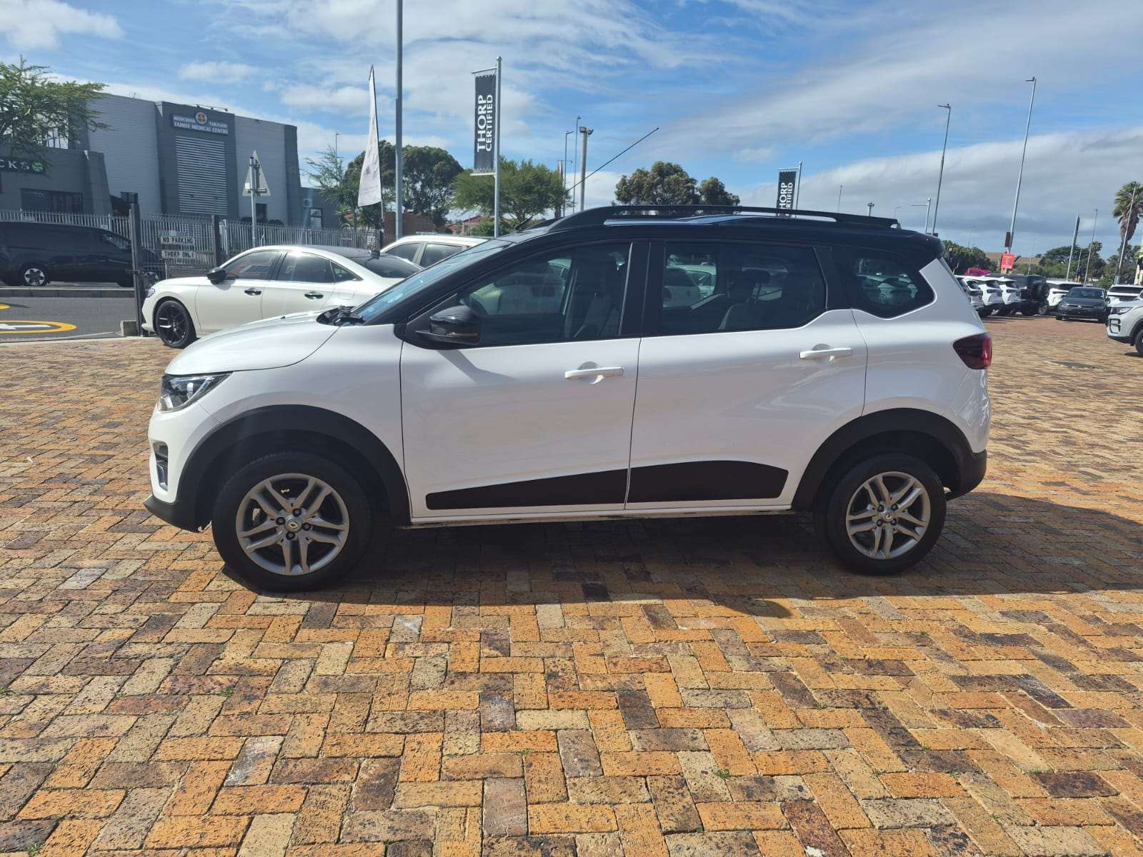 2023 Renault Triber TRIBER 1.0 PRESTIGE / INTENS - Image 4