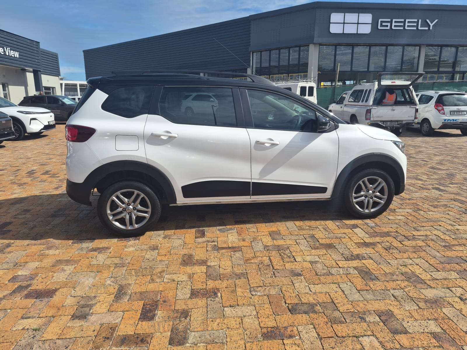 2023 Renault Triber TRIBER 1.0 PRESTIGE / INTENS - Image 2